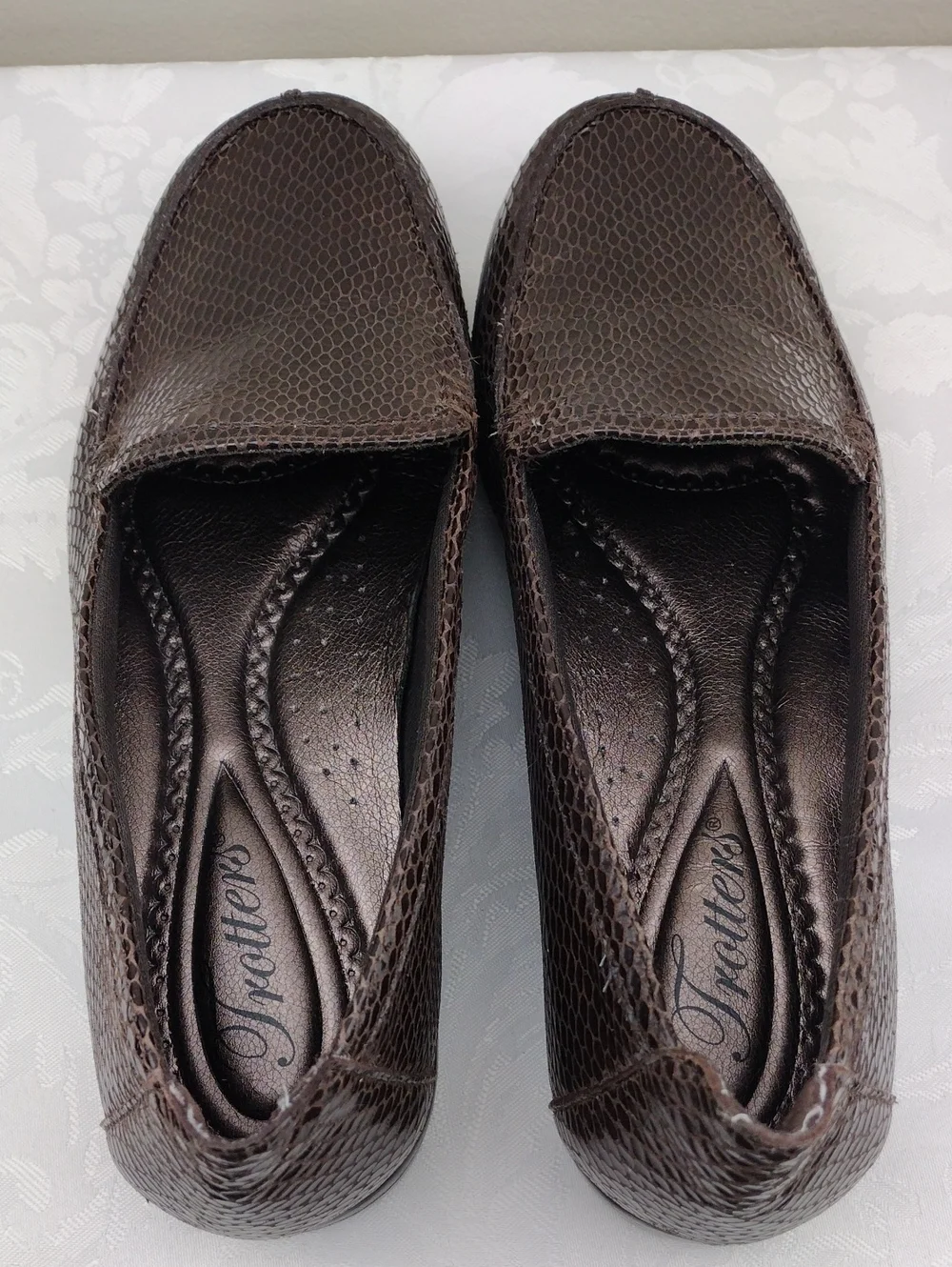 Trotters Brown Snakeskin Embossed Leather Almond Toe Low Heel Slip On Loafer